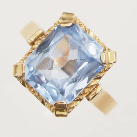 Ring med syntetisk spinell, stl17, bredd 2,2-13,3mm, gravyr, något lös sten, 18K Vikt: 4,5 g