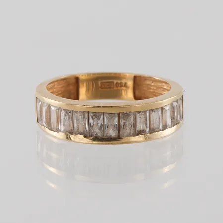 Ring 18k med vita stenar,GHA,storlek 17 mm,bredd 4-5.5 mm. Vikt: 3,7 g