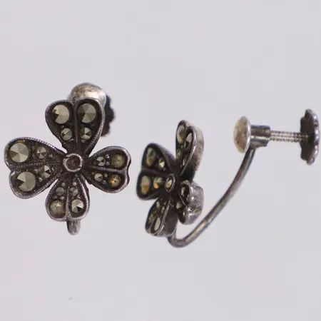 Ett par örhängen med markasiter, längd 12,6mm, bredd 13,3mm, skruvmodell, en markasit saknas, 830/1000 silver Vikt: 3,8 g