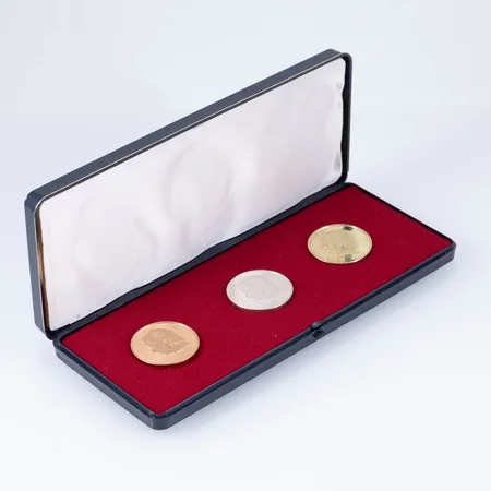 Svenska Skidförbundets Jubileumsmynt 1908 - 1983 i etui. Motiv Ingemar Stenmark. Ø 32,7 mm. 18,9g brons, 15,7g 925/1000 silver, 15,2g 18K. Sporrong.