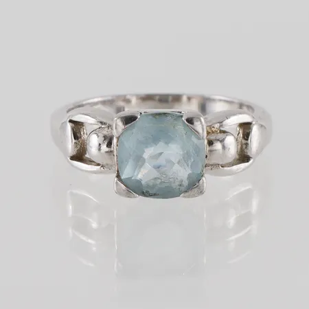 Ring med sten Silver,,storlek 17 mm,bredd 2.8-7.8 mm. Vikt: 3,9 g