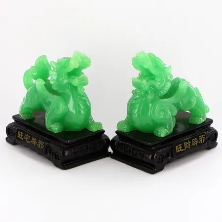 2 kinesiska drakstatyetter, modernare tillverkning, av epoxi, höjd ca 15cm Vikt: 0 g Skickas med paket.