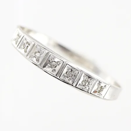 Ring, 8/8-slipade diamanter 7 x ca 0,005ct, stl 20¼, bredd 1,5-3,5mm, vitguld, 14K. Vikt: 0,9 g