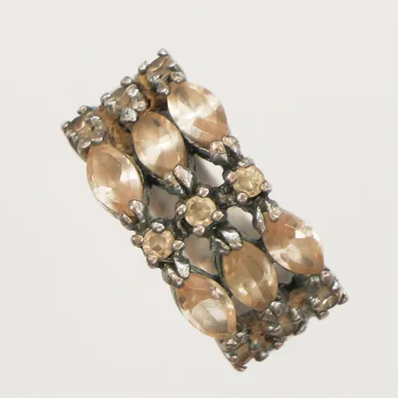 Ring med champagnetonade stenar, vinda stenar, skev, hack i skena, silver Vikt: 4,1 g
