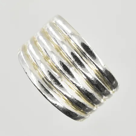 Ring, stl 16¼, bredd 7-13 mm, 925/1000 silver. Vikt: 6,1 g