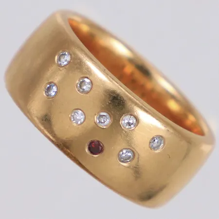 Ring med diamanter 9x ca 0,01ct, stl 16, bredd 8,5mm, Ba Konstgjuteri AB Stockholm, 18K Vikt: 13,3 g