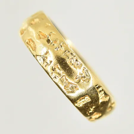 Ring, stl 17¾, bredd 5 mm, gravyr, 18K. Vikt: 6 g