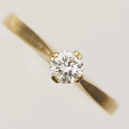 Ring med diamant, 0,30ct, enligt gravyr, stl 17½, bredd 5,2mm, Guldfynd, 18K Vikt: 3,5 g