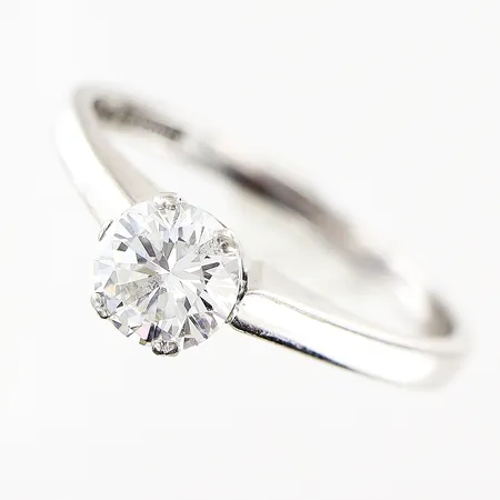 Ring, diamant 0,80ct enligt gravyr, W/VS, stl 19, bredd 2-6mm, Örns Juvelateljé Göteborg 1976, vitguld, mycket små nagg på bordet och rondisten, slitage på en klo, 18K Vikt: 3,7 g