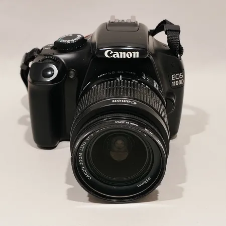 Kamera Canon EOS 1100D, serienr 133063171025, objektiv EFS 18-55mm, 1:3.5-5.6, serienr 8406207241, saknar linsskydd, laddare, kameraband, kameraväska med slitage, defekt dragkedja Skickas med postpaket.