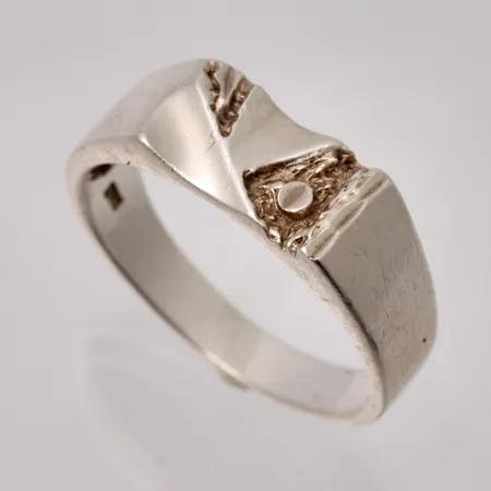 Ring i silver, stl 20½, bredd 3,8-7,6mm, 925/1000, vikt 4,16g.