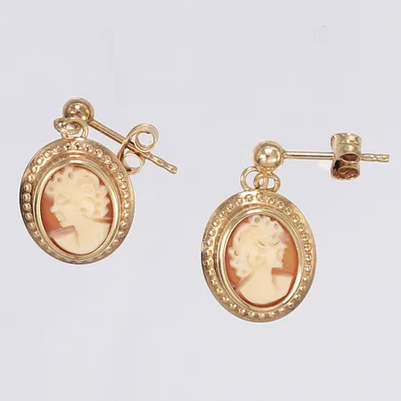 Ett par örhängen med camé 20x11mm, 18K, bruttovikt 2g Vikt: 2 g