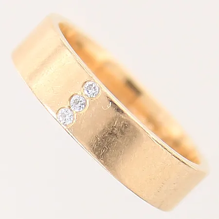 Ring med diamanter 3 x ca 0,01ct, stl 15¼, bredd 4,5mm, gravyr, 18K Vikt: 4,2 g