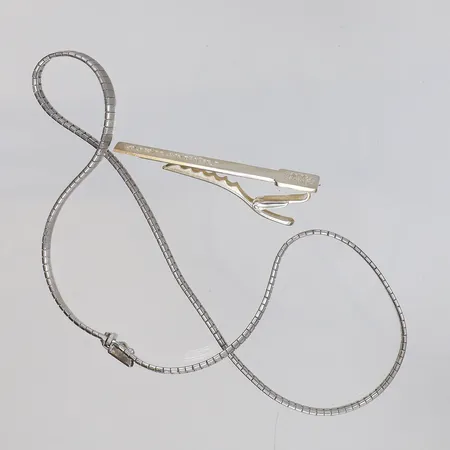 Collier längd 42cm samt Slipshållare (med gravyr) silver 835-925/1000 Vikt: 34,8 g