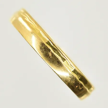 Ring, stl 18¼, bredd 4 mm, gravyr, 18K. Vikt: 1,7 g