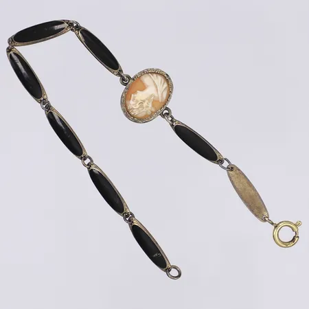 Armband med camédekor och svarta stenar längd 19cm 1900-talets början oädel metall slitage en del felvänd