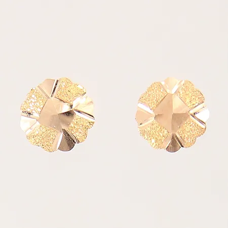 Ett par örhängen med mönstrad dekor, Ø7,5mm, skruvstift, 14K Vikt: 0,4 g