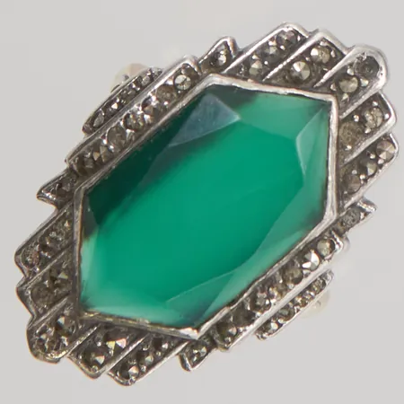 Ring Ø17¾, bredd:28mm, grön sten, markasiter saknas, skena i 18K, fattning i silver, bruttovikt 5,1g.