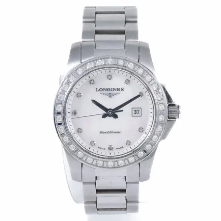 Damur Longines Conquest i stål. Boett Ø 29,5 mm, quartz, safirglas, pärlemortavla, 11 x c:a 0,005 8/8 slipade diamanter på urtavlan, 30 x c:a 0,01ct briljantslipade diamanter på ringen. Refnr: L3.258.0, serienr. 38601031. Innermått c:a 15 cm OBS! KORT. Inga tillbehör. Svag repa över glaset. Går ej - Batteribyte krävs?