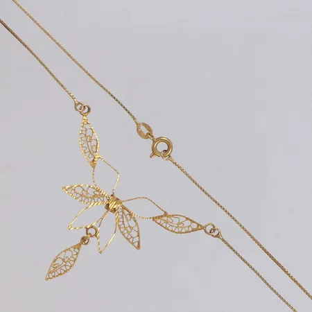 Collier med filigranarbete, längd 43,5cm, bredd 0,8-46mm, lagning vid lås, 18K Vikt: 5,1 g