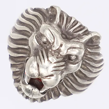Ring i form av lejon med röd sten stl 19 bredd 4-20mm ojämn skena silver 925/1000 Vikt: 11 g