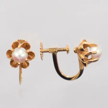 Ett par örhängen med pärlor, skruvstopp, bredd 8mm, 18K. Vikt: 2,8 g