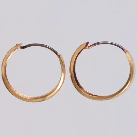 Ett par örhängen, Ø12,8mm, bredd 3mm, något skeva, 18K Vikt: 0,5 g