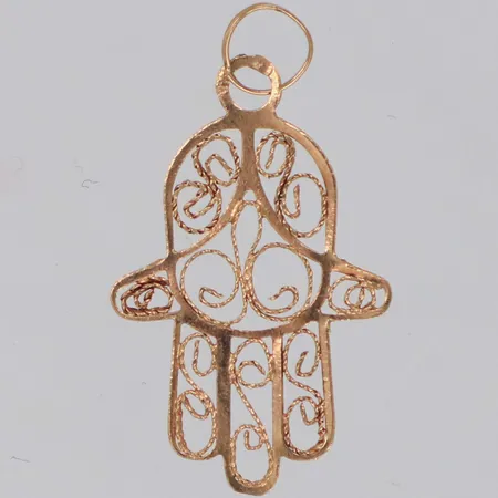 Hänge Fatimas hand, längd 23,5mm inklusive ögla, bredd 13,5mm, något skevt, 14K Vikt: 0,4 g