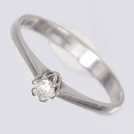 Ring med diamant 1x0,10ct enl. gravyr, stl 17, bredd 2,5-3,5mm, svenska stämplar, vitguld 18K Vikt: 2,3 g