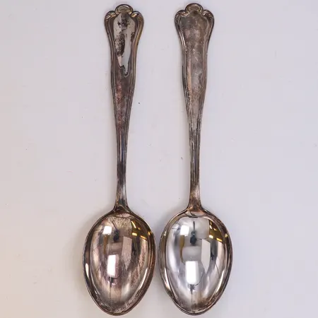 Två skedar, modell Kungsholm, längd 17,5cm, Hallbergs Stockholm 1957, en graverade, 830/1000 silver Vikt: 130,4 g