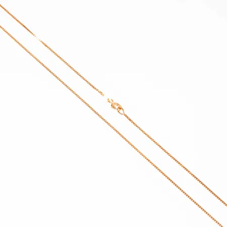 Kedja venezia i 18K guld. Den är 42 cm lång, 0,8 mm bred och väger 2,4g. Springring. Fint skick.