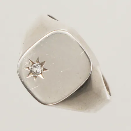 Klackring med vit sten, stl 19, bredd 3,7-13,7mm, silver 835/1000 Vikt: 4,8 g