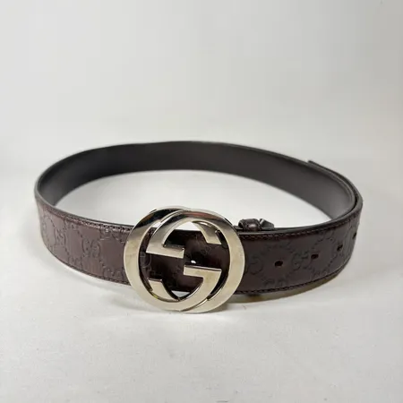 Bälte Gucci brunt präglat läder och beslag av metall längd ca 100cm beslaget med små repor Vikt: 0 g