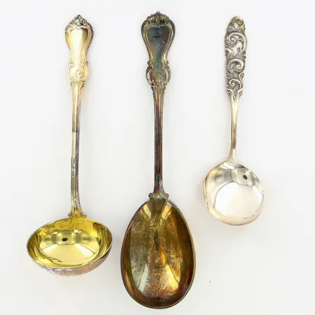 En såsslev samt två uppläggningsskedar, 16-22cm, olika modeller, silver 830/1000 Vikt: 180,4 g