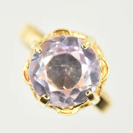 Ring med lila sten, stl 16½, bredd 3-12 mm, 18K. Vikt: 4 g