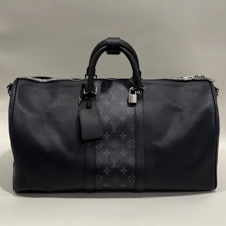 Väska Louis Vuitton Keepall Bandouliere 50, modellnr: M3763, mått 50x29x23cm, lås med tillhörande nycklar, avtagbar axelrem ca 90cm, minimala fläckar/märken på läder, slitage på kanten, avtagbar adresstag med initialer, kvitto från 2022, dustbag, inga andra tillbehör Skickas med postpaket.