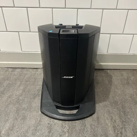 Högtalare Bose L1 Pro8, tillhörande pelare med väska, bluetooth, mixer, kablage, AUX-kabel med lightning adapter, överdrag med ficka, märken, slitage Specialfrakt, kontakta pantbankskontoret för mer information.