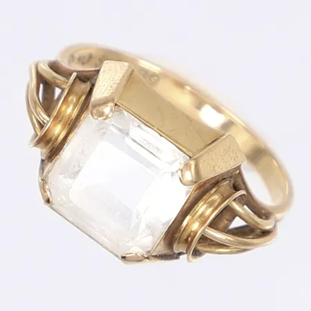 Ring med vit sten, stl 18 bredd 2-10mm svenska stämplar 1952 18K Vikt: 4,1 g