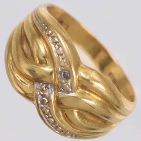 Ring med sten, stl 15½, bredd 2,5-9,5mm, tvåfärgad, 18K Vikt: 2,3 g