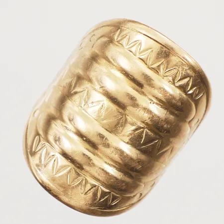 Ring, stl 17, något reglerbar storlek, bredd 17mm, saknar stämplar, 18K Vikt: 12,8 g