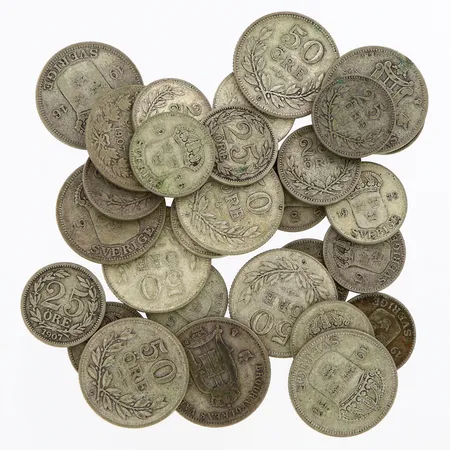30 mynt i olika valörer och årtal, silver 400/1000 Vikt: 99,2 g