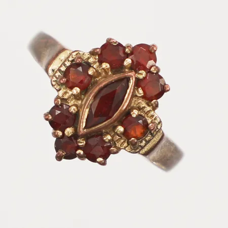 Ring med granater, stl 17, bredd 2,2-13,2mm, förgyllt silver 925/1000 Vikt: 3,2 g