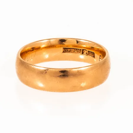 Slät ring i 18K guld. Den är 5,9 mm bred, är i storlek 18¾ och väger 8,0g. Kupad insida. Djup gravyr.
