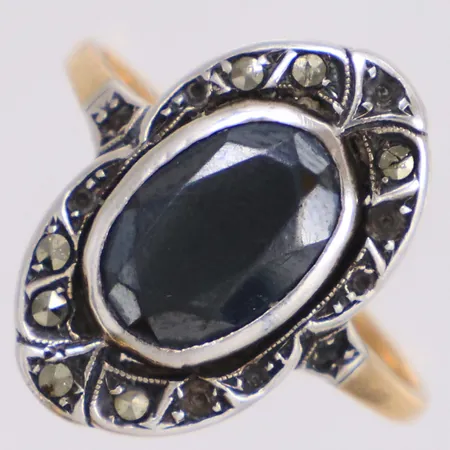 Ring med hematit och markasiter, stl 18¾, bredd 1,4-19,6mm, del av skena i silver, stenar saknas, 18K Bruttovikt 3,9g