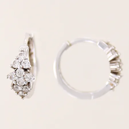 Ett par örhängen creoler med vita stenar, Ø15,3mm, skeva, silver 925/1000 Vikt: 2,5 g