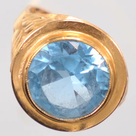 Ring med blå sten, Ø17¼ bredd 2,3-16mm, 18K. Vikt: 5,3 g