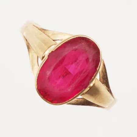 Ring med syntetisk rubin, repig, slitna fasetter, stl 18¼, bredd 2,6-12mm, defekt, 14K Vikt: 2,4 g