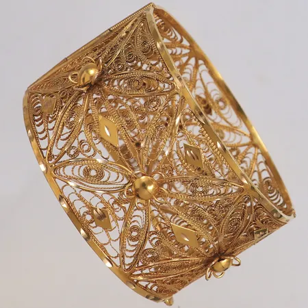 Stelt armband med filigranarbete, ca Ø63mm, innermått 19cm, bredd 39mm, säkerhetskedja, öppningsbar, skadat, del saknas, ostämplat, 14K Vikt: 52,2 g