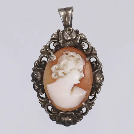 Hänge med camé höjd 40mm inkl öglan 1930-40-tal silver 830/1000 Vikt: 6,2 g