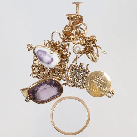 Diverse guld, defekt, delvis gravyr, med stenar, snäcka och pärlor 18K Vikt: 19,5 g